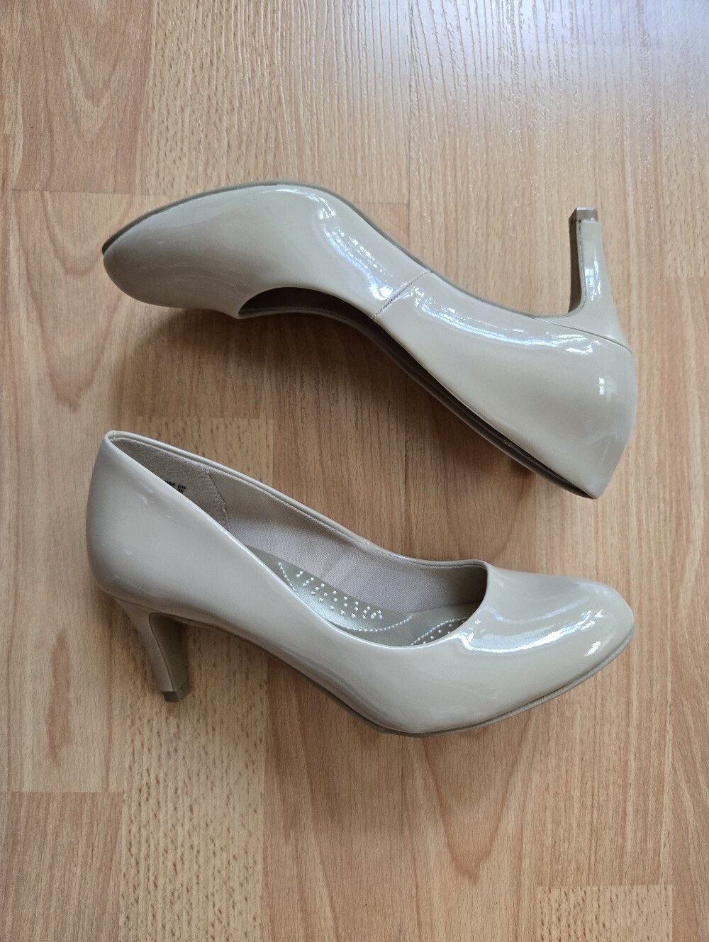Dexflex Comfort Classic Women's Patent Pump in Nude